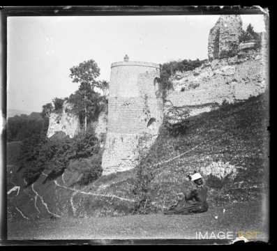 Remparts et donjon du château (Arques-la-Bataille)